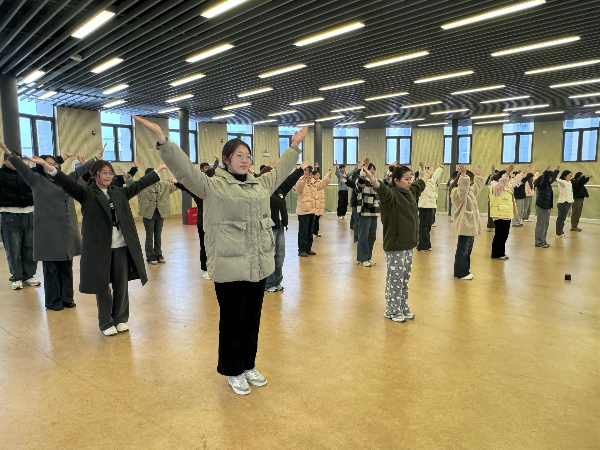 关于体操比赛现场热火朝天，观众掌声不断的信息