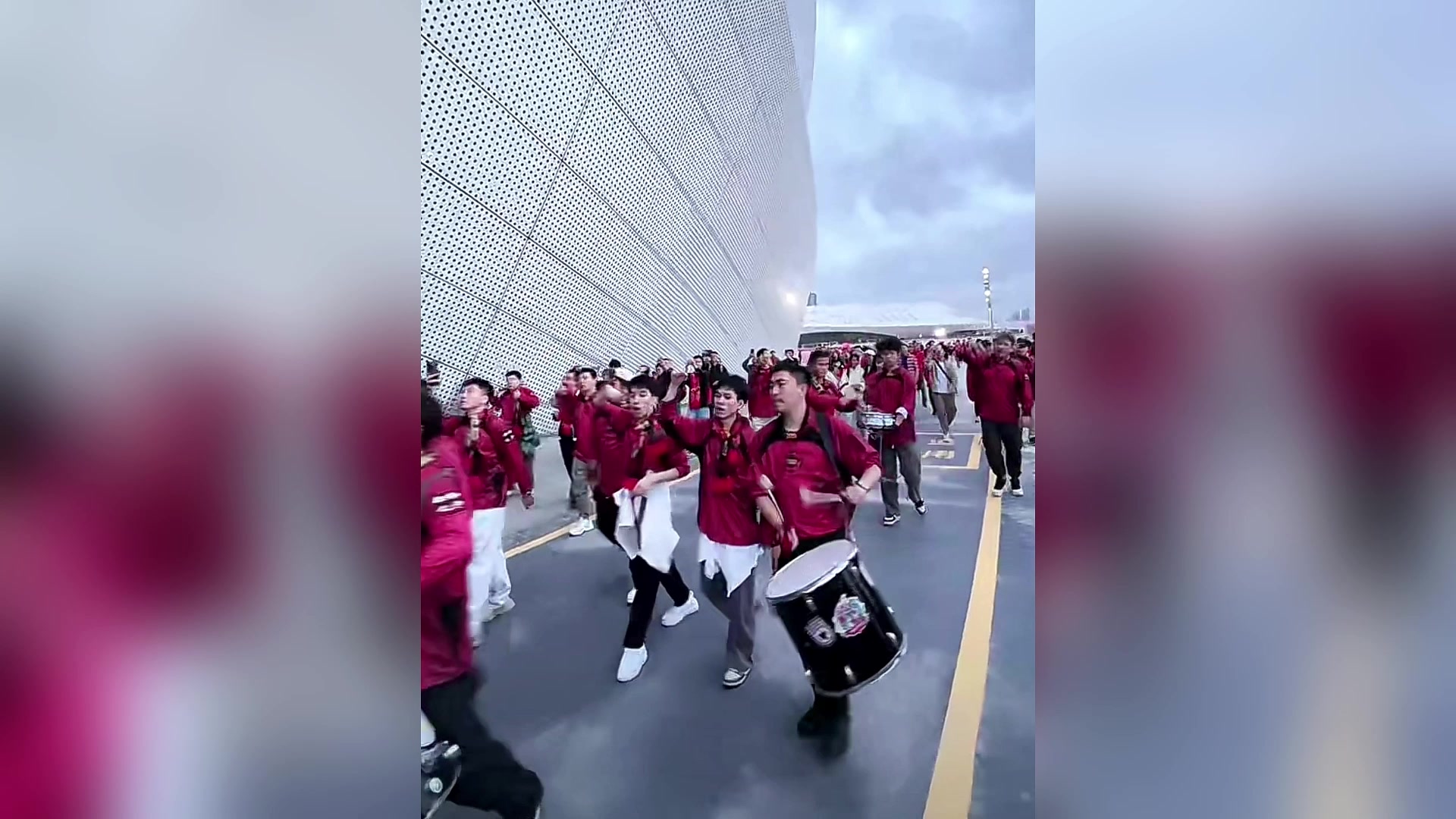 关于客场作战氛围热烈，球迷助威声不断的信息
